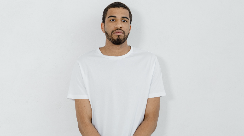 Junger Sachbearbeiter Rechnungswesen im weissen T-Shirt – Einstiegsposition im Finanz- und Rechnungswesen in der Ostschweiz.